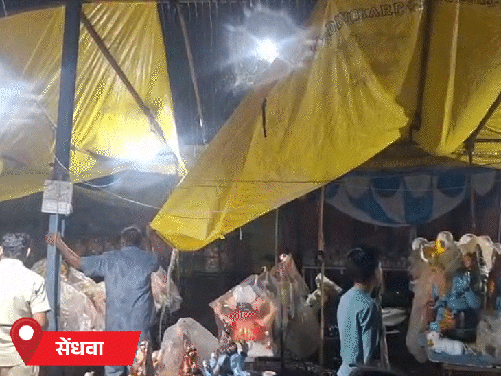 बड़वानी के सेंधवा में मूर्तिकार गणेश प्रतिमाओं को बचाने की जद्दोजहद करते दिखे।