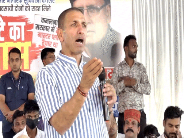 भोपाल में मास्टर प्लान जारी नहीं होने के विरोध में धरना प्रदर्शन को संबोधित करते जीतू पटवारी।