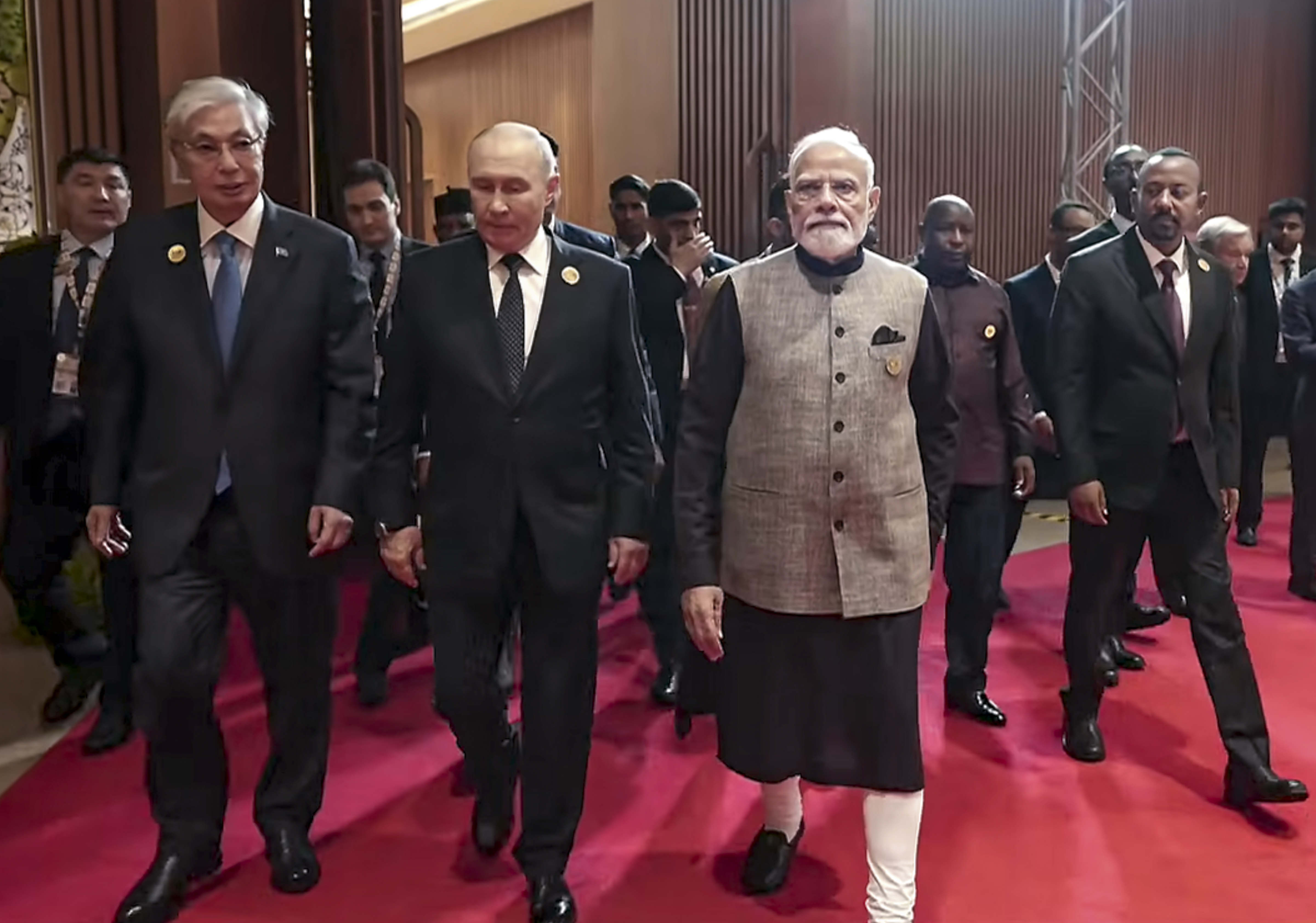 पीएम मोदी रूस के राष्ट्रपति व्लादीमिर पुतिन के साथ भारत मंडपम में आयोजित डिनर पार्टी में पहुंचे।