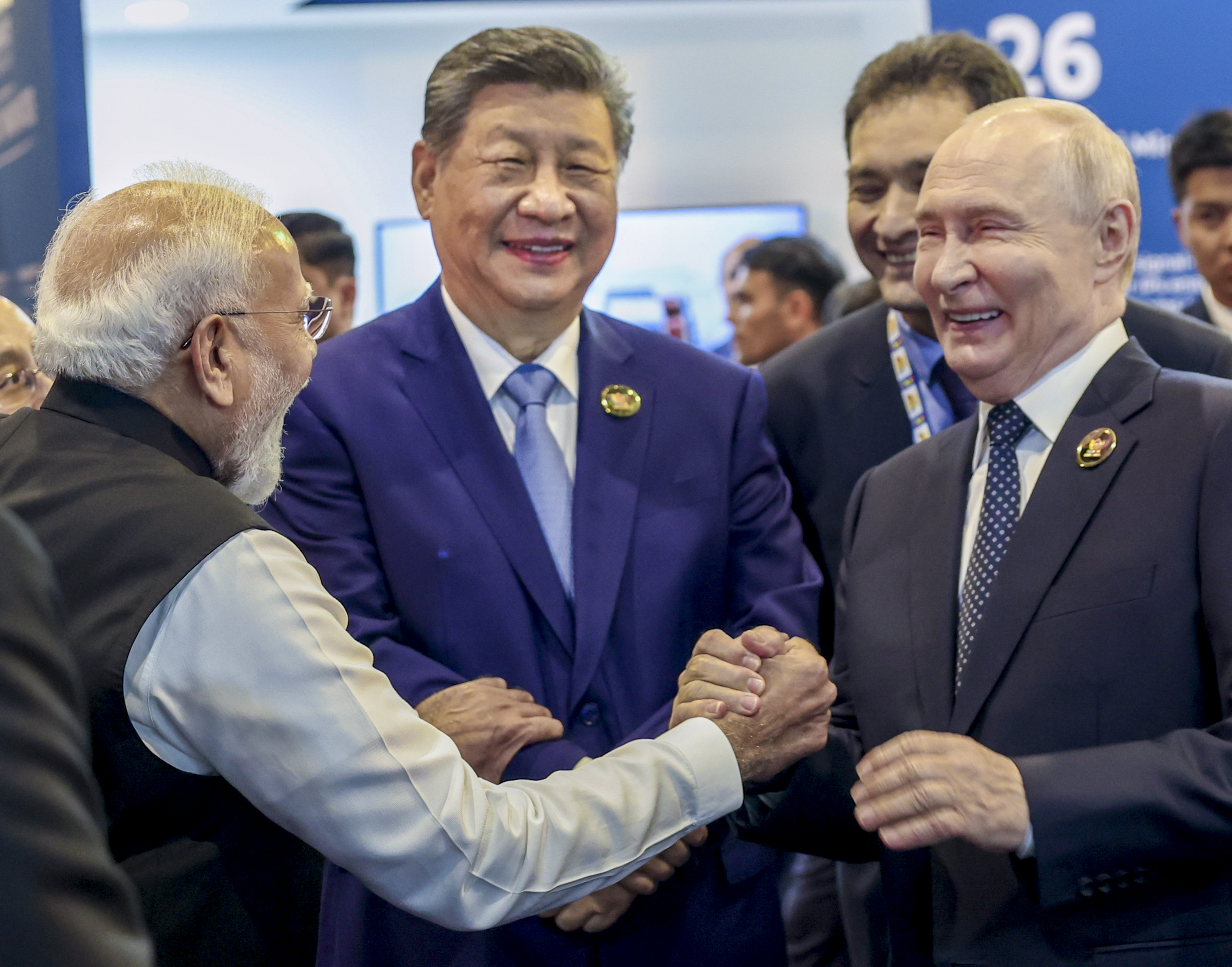 BRICS समिट के दौरान ‘भारत इनोवेट्स प्रदर्शनी’ में PM मोदी के साथ जिनपिंग और पुतिन।