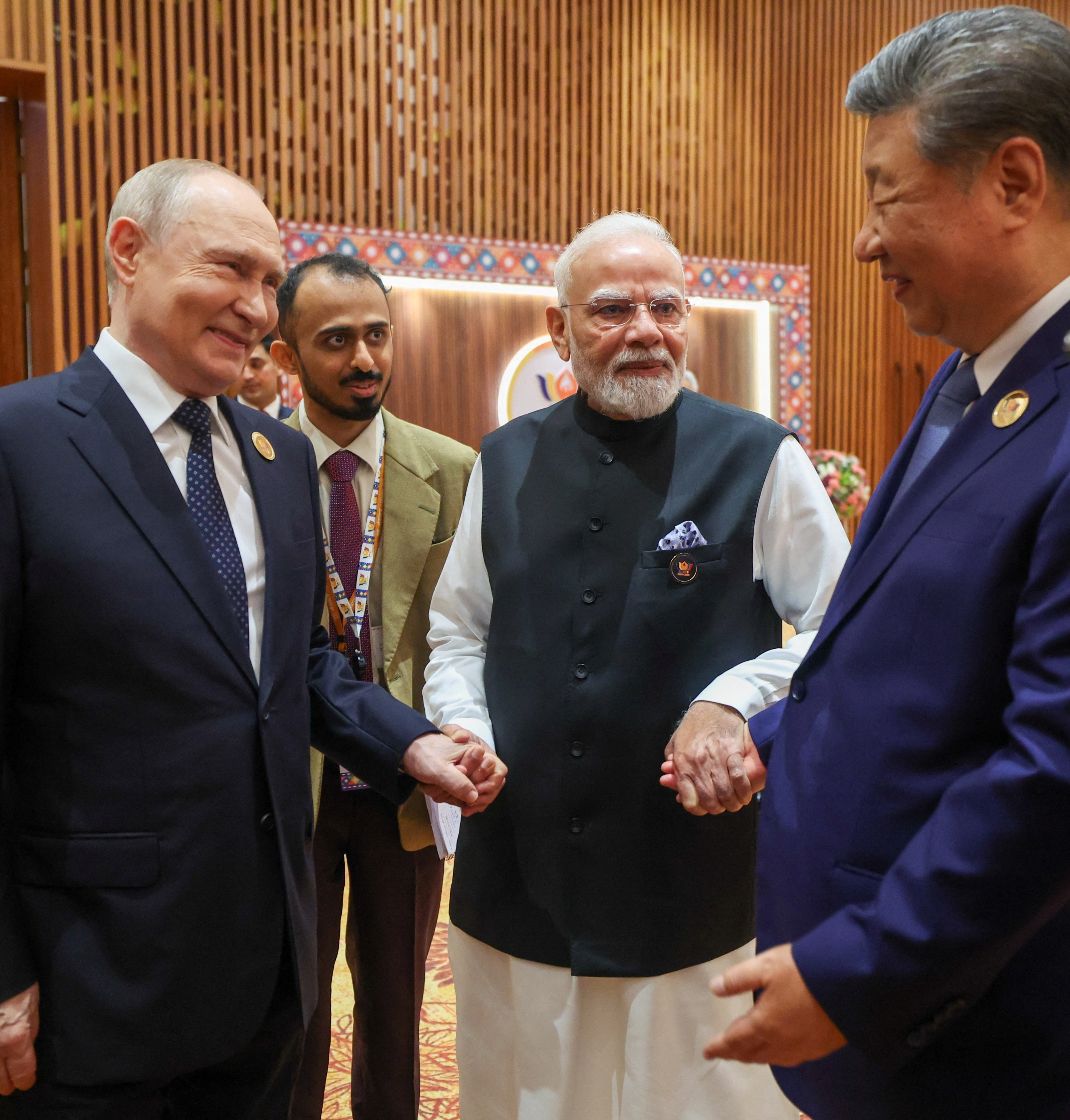 मोदी, पुतिन और जिनपिंग एक साथ मंच पर नजर आए। इस दौरान मोदी दोनों नेताओं का हाथ थामे दिखे।