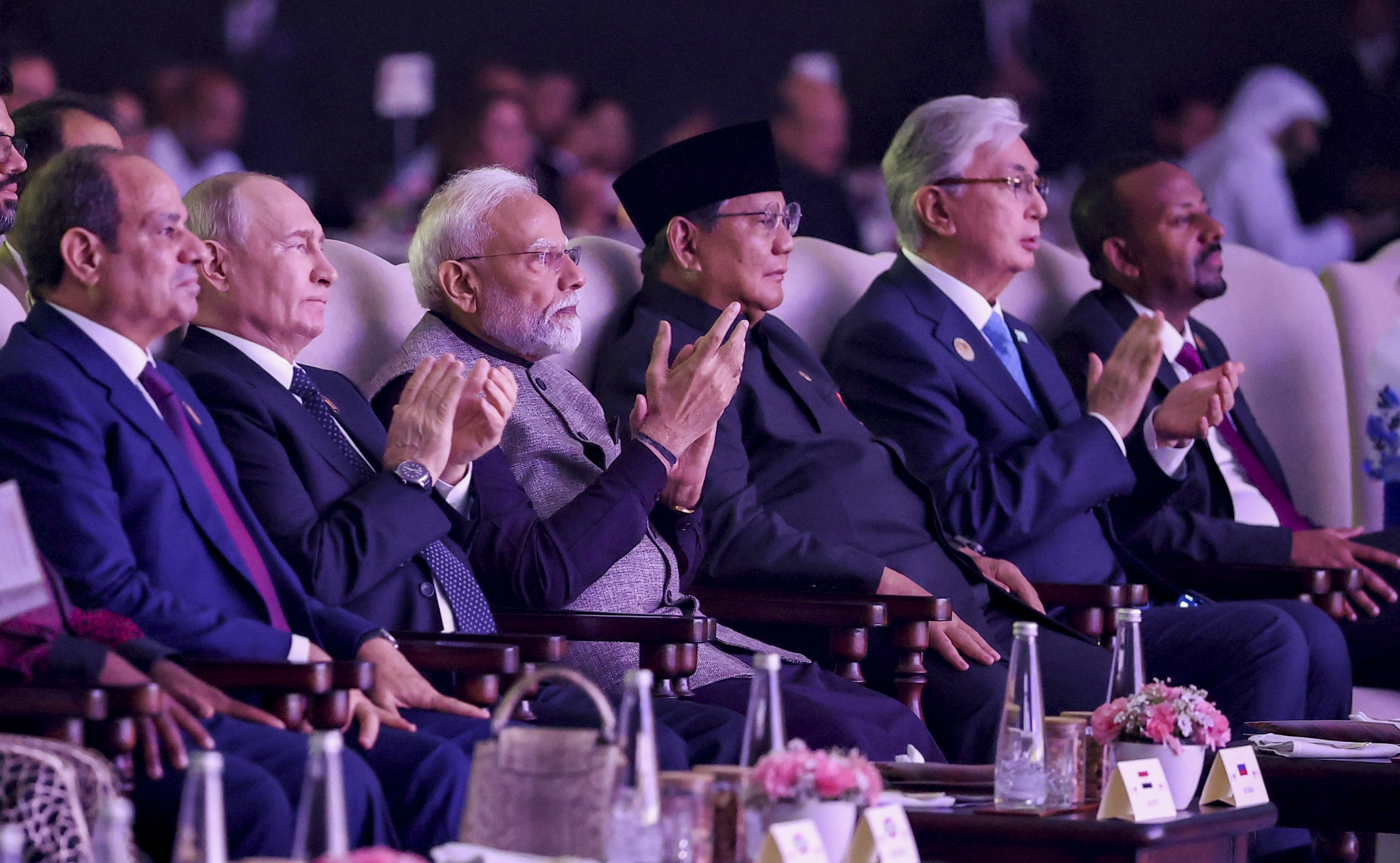डिनर से पहले BRICS सदस्य देशों के राष्ट्र प्रमुखों ने सांस्कृतिक कार्यक्रम देखा।