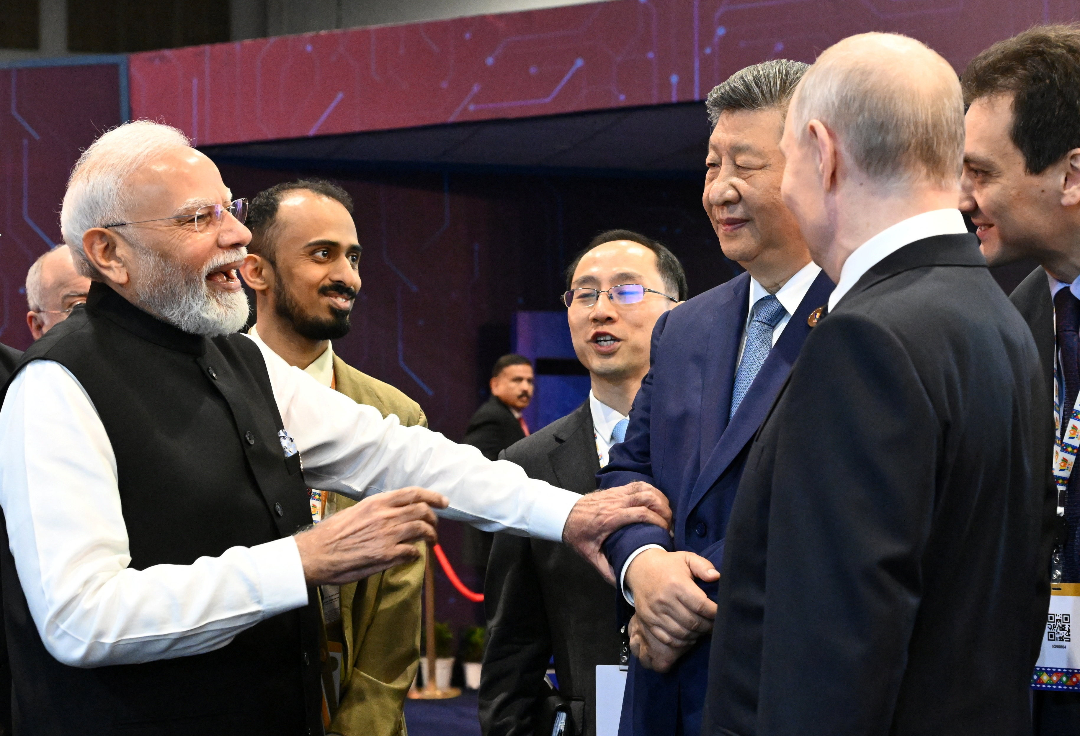 PM मोदी, रूसी राष्ट्रपति पुतिन और चीनी राष्ट्रपति जिनपिंग BRICS समिट के दौरान बातचीत करते हुए।