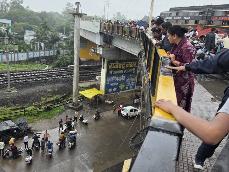घटना के बाद मौके पर लोगों की भीड़ लग गई।
