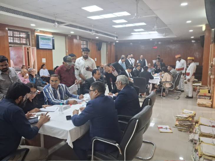 जिला कोर्ट में लगी लोक अदालत में हजारों मामला का निपटारा हुआ।