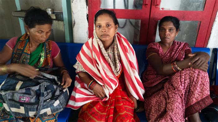 प्रसुता को परिजन गांव से मातृ शिशु अस्पताल प्रसव के लिए लेकर पहुंचे थे