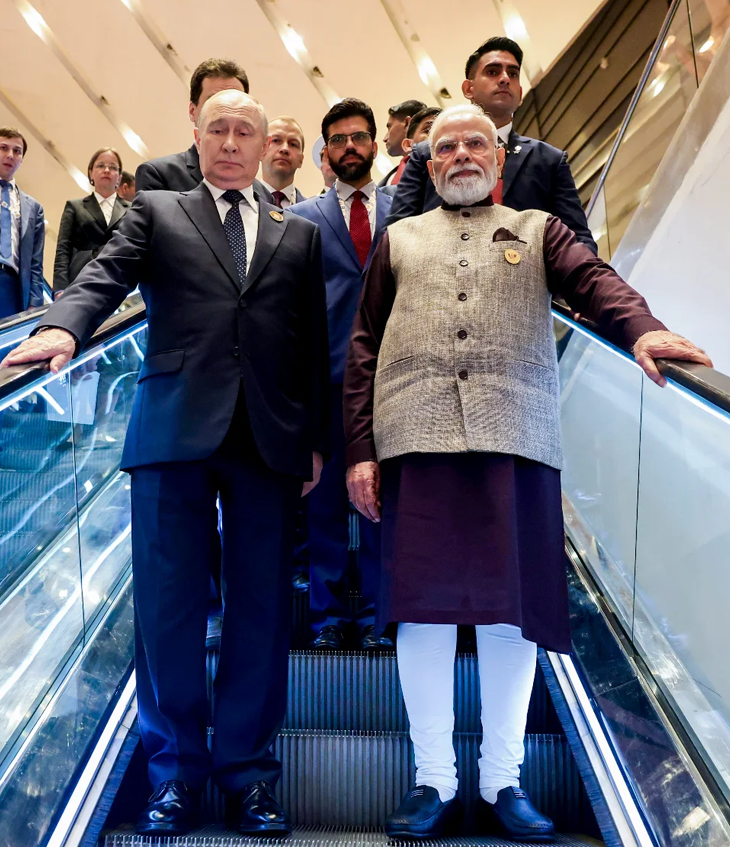 पीएम मोदी भारत मंडपम में पुतिन के साथ एलीवेटर से उतरे।