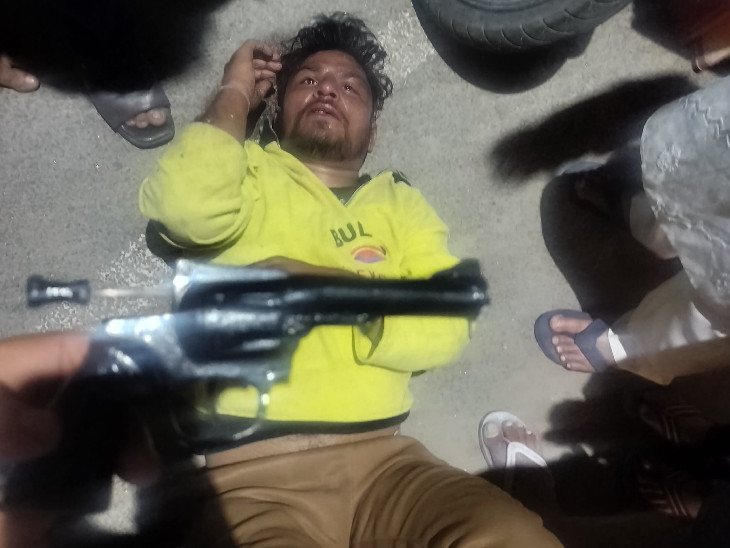 आरोपी के पास से निकली पिस्तौल बरामद की गई।