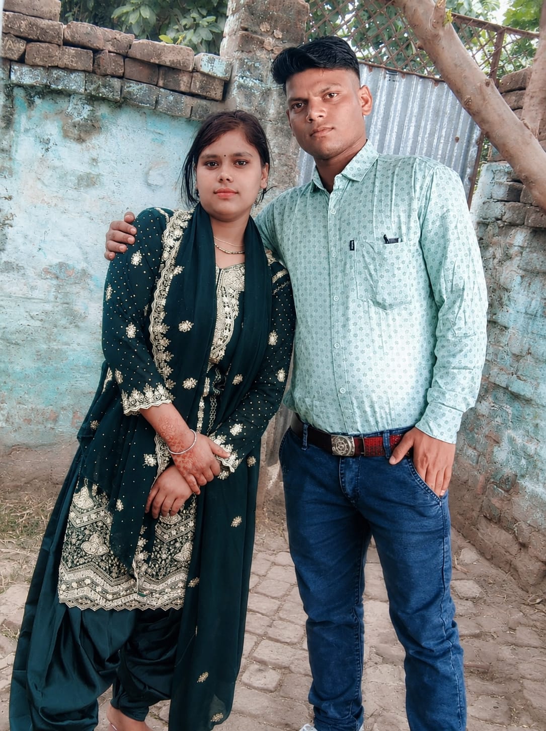 प्रेमिका के साथ मोहम्मद समीर की फाइल फोटो।