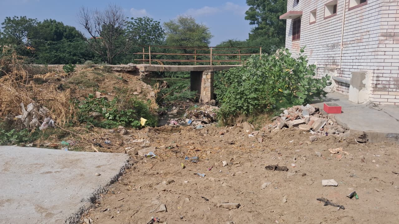 यहां से नहर के जरिए तालाब में मिल रहा सीवरेज का पानी रोका गया।