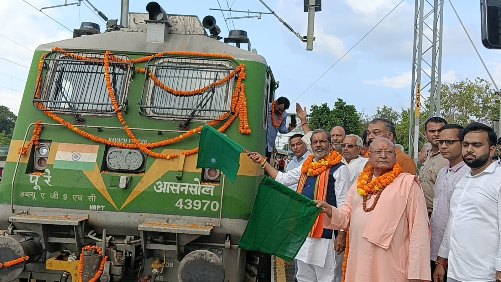 ट्रेन को हरी झंडी दिखाकर दिल्ली के लिए रवाना किया गया