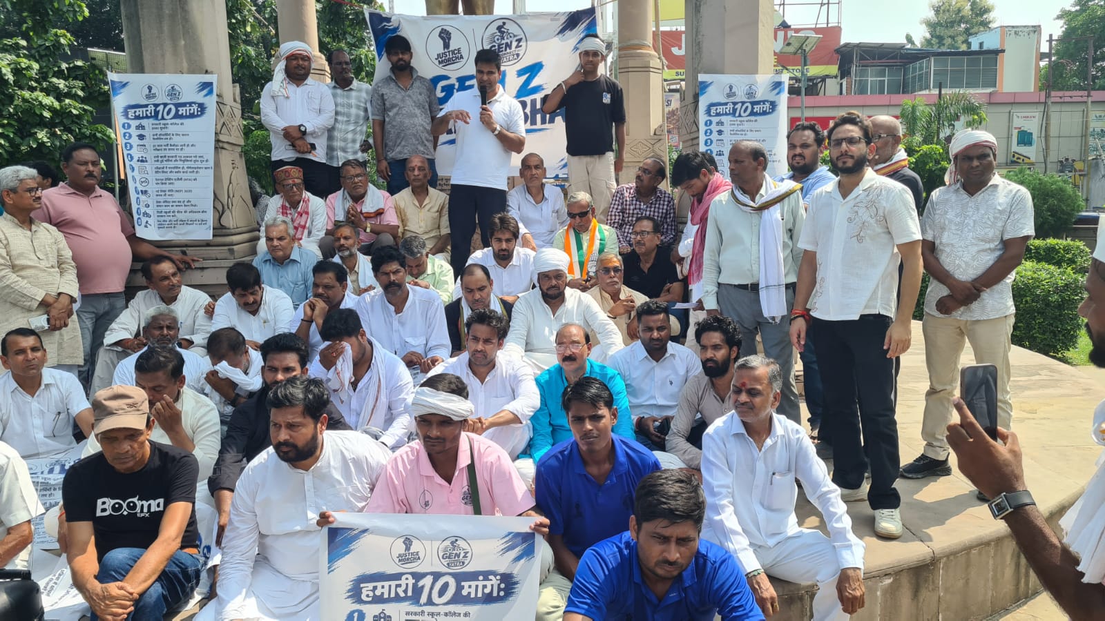 वाराणसी के अंबेडकर पार्क में साइकिल यात्रियों को संबोधित करते NSUI के राष्ट्रीय अध्यक्ष वरुण चौधरी।