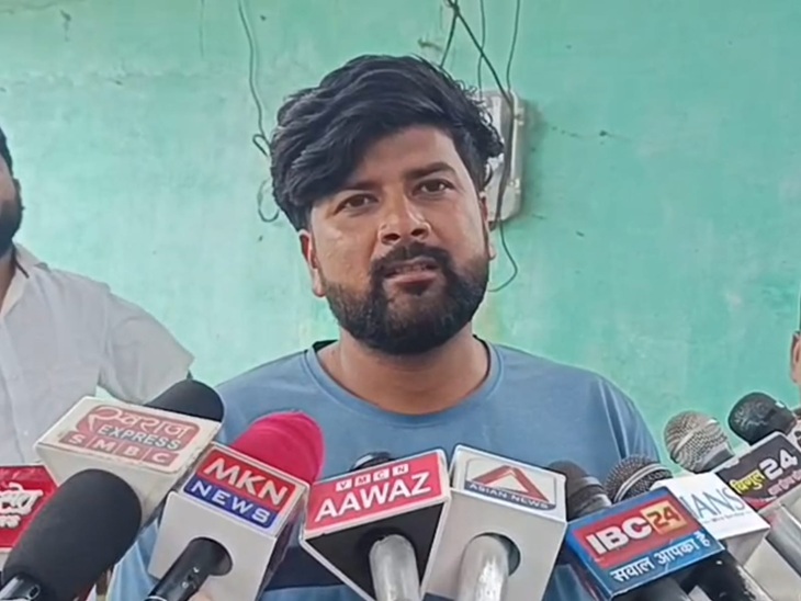 परिजनों ने लगाया छात्रा को ब्लैकमेलिंग करने का आरोप
