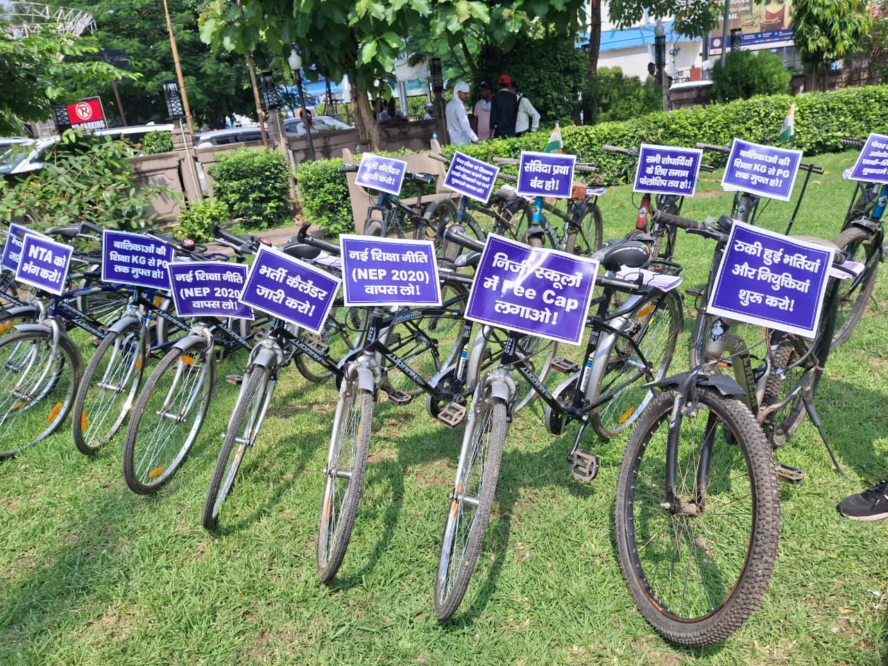 जेन-जी साइकिल यात्रियों का काशी विद्यापीठ विश्वविद्यालय में प्रदर्शन।