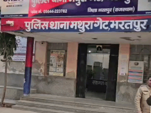 सातों पुलिसकर्मियों के खिलाफ मथुरा गेट थाने में मामला दर्ज किया गया है।