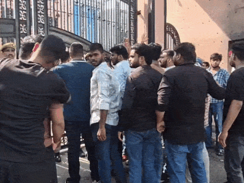 काशी विद्यापीठ के अंदर से एबीवीपी के कार्यकर्ता भी नारेबाजी करते रहे।