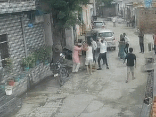 सोल्जर की मां शशि देवी को थप्पड़ मारता युवक।