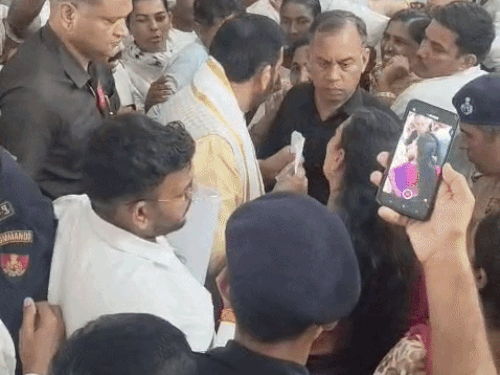 मीटिंग में फरियादियों से बात करते सीएम नायब सैनी।
