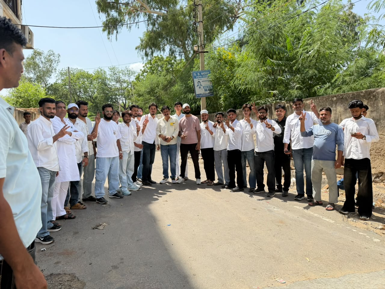 वार्ड नंबर 9 में एक साथ 18 युवाओं ने पहली बार मतदान किया