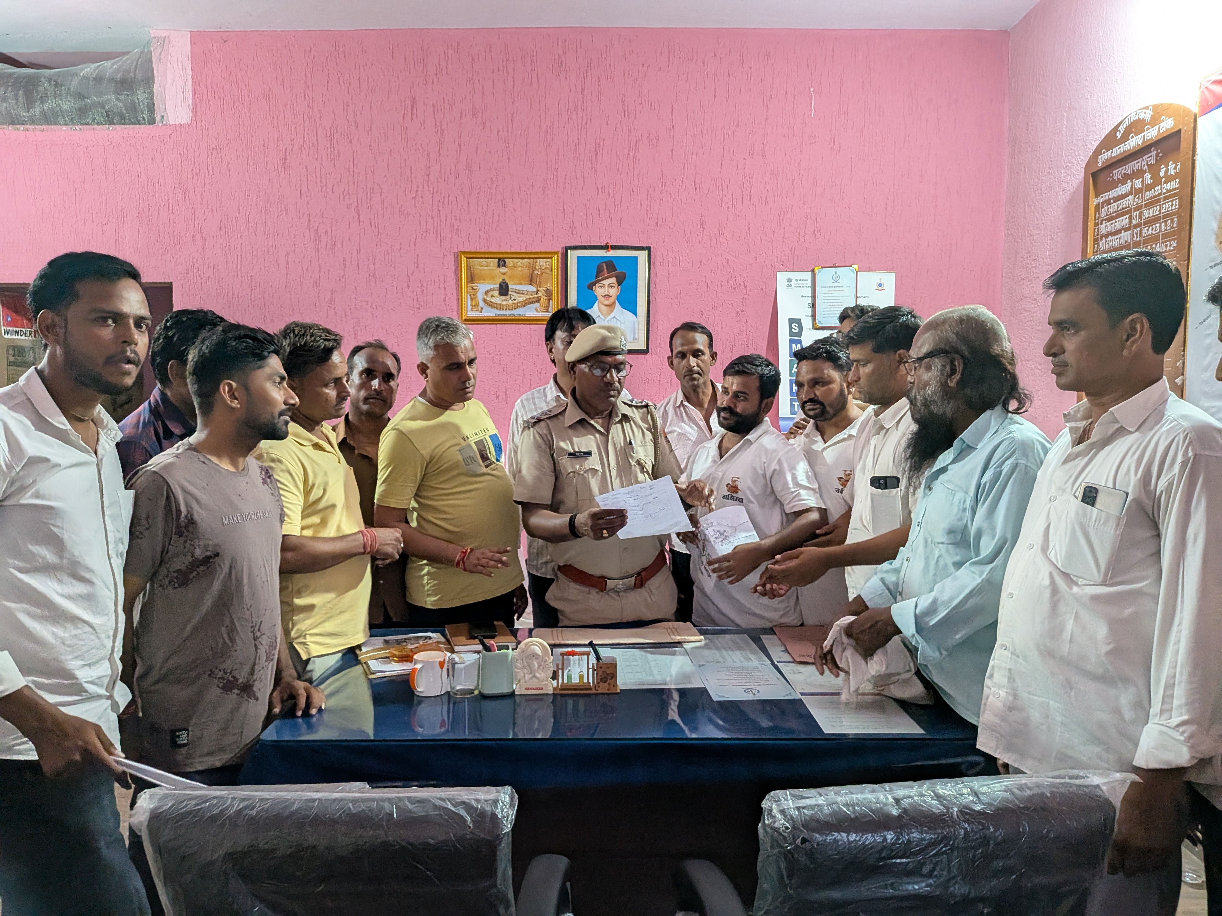 नासिरदा के लोगों ने नशे के खिलाफ कड़ी कार्रवाई करने की मांग को लेकर थाना प्रभारी को ज्ञापन सौंपा।