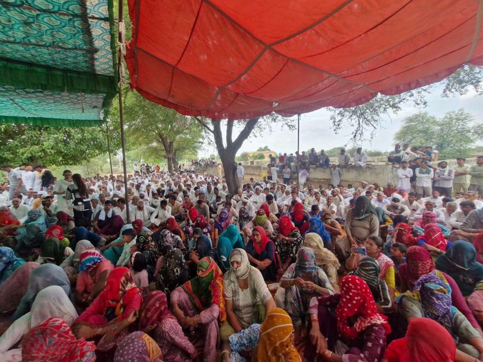 रविवार को धरने में बड़ी संख्या में किसान पहुंचे।