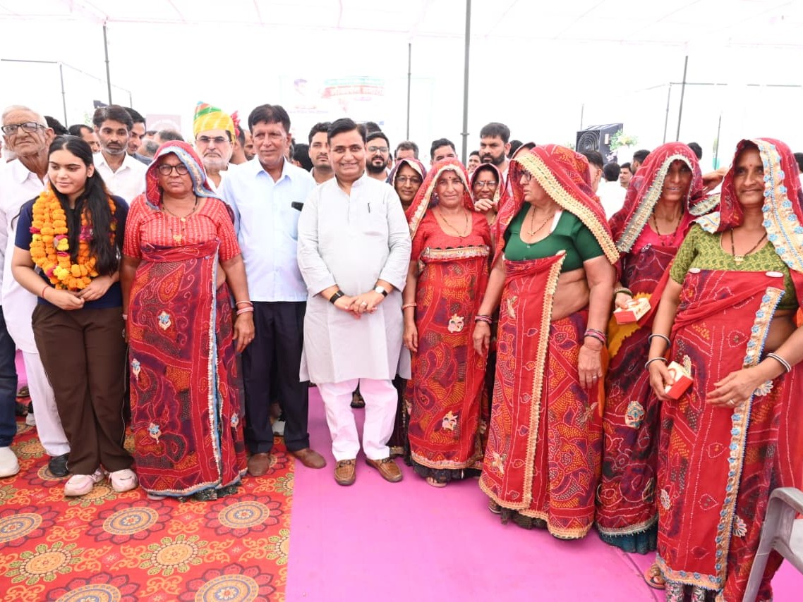 विधायक के साथ स्थानीय महिलाएं।