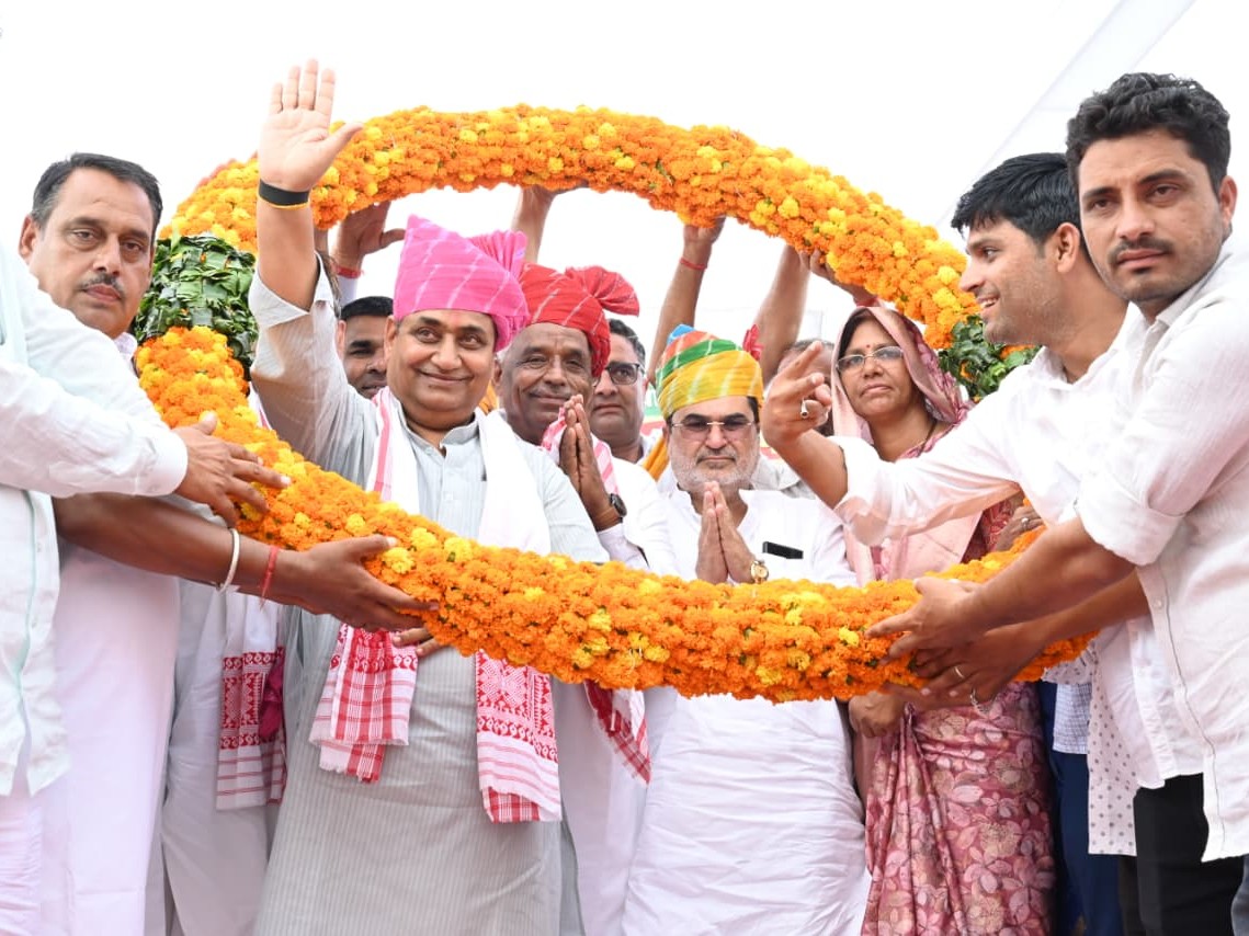 ग्रामीणों ने विधायक गोविंद सिंह डोटासरा का स्वागत किया।