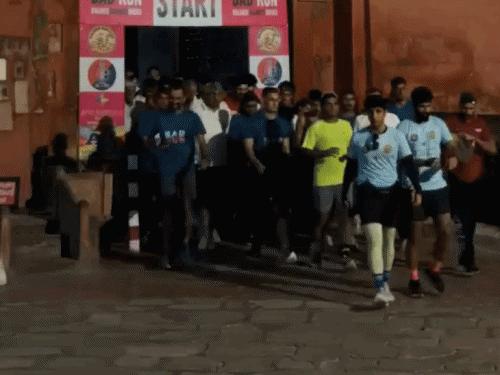 एसपी के साथ सीओ सिटी अनुज डाल सहित बड़ी संख्या में पुलिस अधिकारी भी दौड़े।