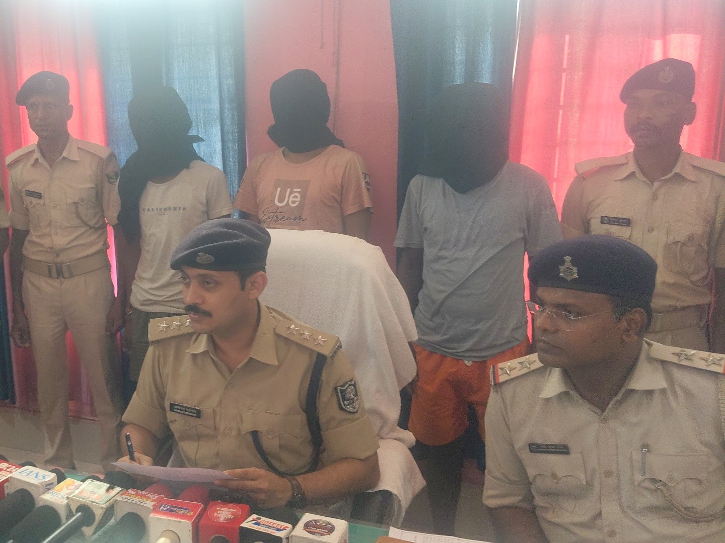 मामले की जानकारी देते अधिकारी।