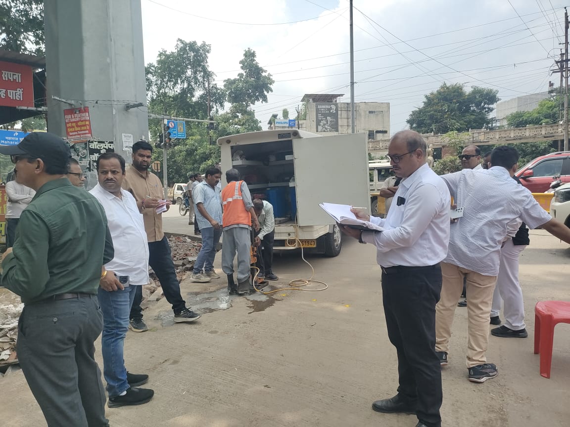 AG ऑफिस पुल से विक्की फैक्ट्री तक बनी CC रोड की सैंपलिंग।