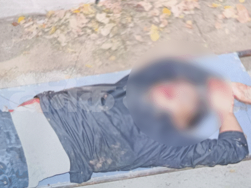 एक गैंगस्टर का शव सड़क पर तो दूसरे का बाइक पर पड़ा। - Dainik Bhaskar
