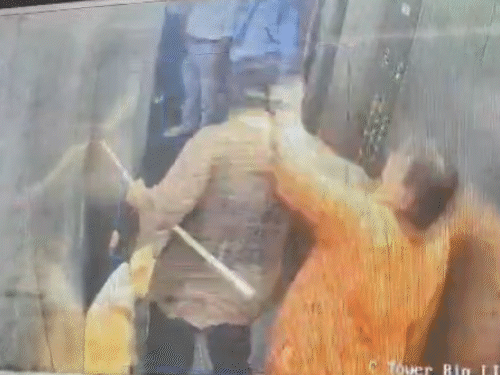 सीन 2- आरोपी महिला ने स्कूल टीचर को बाल पकड़कर लिफ्ट से बाहर निकाला।