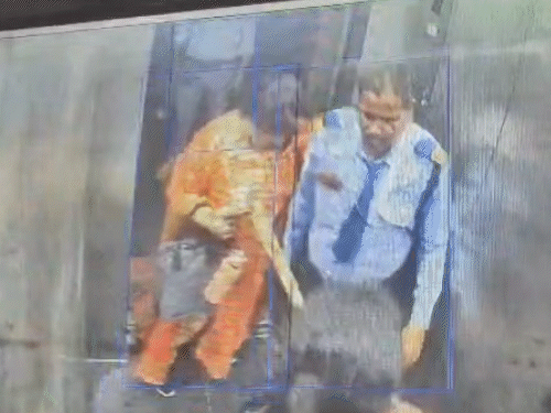 सीन 3- सोसाइटी के गार्ड ने बीच-बचाव कराया और टीचर को साथ लेकर लिफ्ट में दाखिल हुआ।
