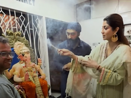 शिल्पा शेट्टी गणपति बप्पा की आरती करती हुईं।