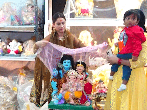 अंकिता लोखंडे गणपति की मूर्ति को चुनरी पहनाती हुईं।