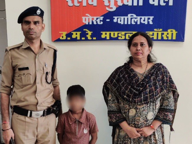 चंडीगढ़ से ट्रेन में बैठा; ग्वालियर में टीटीई ने उतारा, मां से कराई बात|ग्वालियर,Gwalior - Dainik Bhaskar