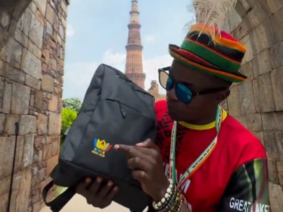 Viral Video Foreign Tourist Flexes India Trip At Delhi Qutub Minar Viral Video Foreign Tourist Flexes India Trip At Delhi Qutub Minar
