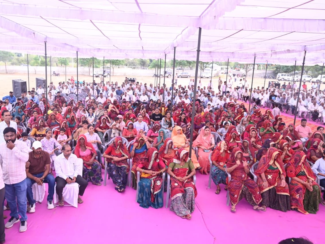 शिलान्यास कार्यक्रम में मौजूद लोग।