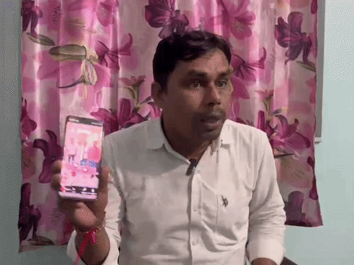 During the press conference, Nikhil Kumar showed a photograph of himself with Khan Sir and alleged that a rumour was being spread in the market that Khan Sir had bought him off.