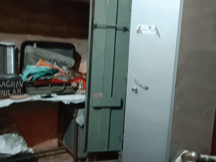 खिड़की की जाली तोड़कर घुसे चोर; 15 तोले सोना-20 हजार कैश चुराकर फरार|सोहना,Sohna - Dainik Bhaskar