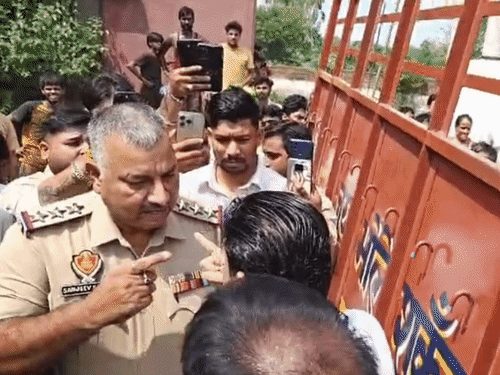 भाजपा नेता और बस्ती थाने के एसएचओ के बीच होती बहस।