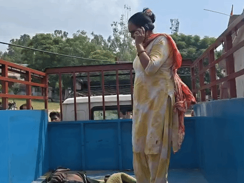डेडबॉडी की शिनाख्त करतीं मृतक की मां।