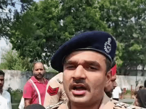 मौके पर पहुंचे पुलिस अधिकारी ने मामले को शांत करवाया।