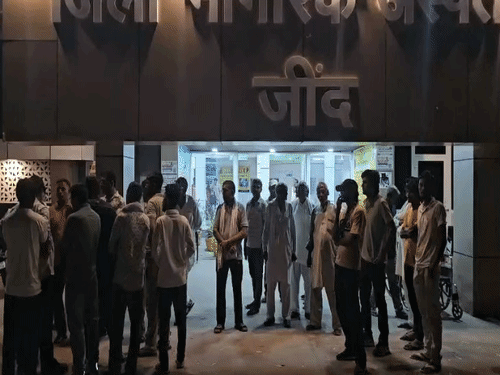जींद सिविल अस्पताल में पहुंचे रधाना गांव के लोग।