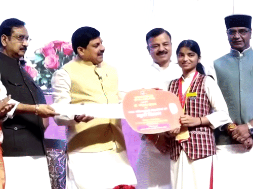 छात्रा को स्कूटी की चाभी देते सीएम डॉ मोहन यादव(फाइल फोटो)