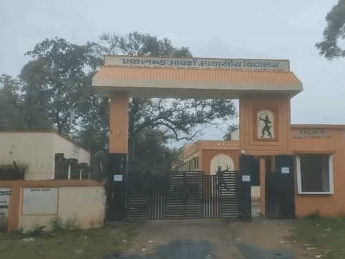 बीजापुर के सरकारी आवासीय एकलव्य विद्यालय कंप्यूटर टीचर देवेंद्र दय्या पर छात्राओं के साथ छेड़छाड़ का आरोप