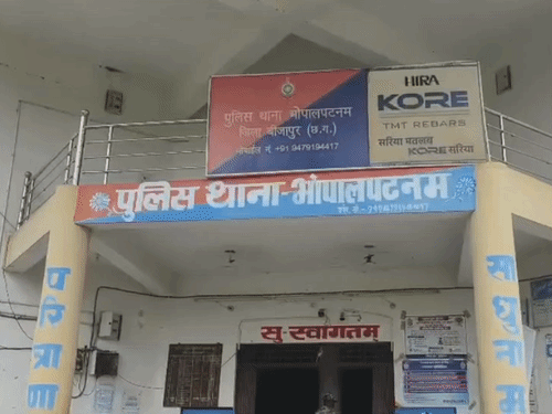 परिजन ने भोपालपटनम थाने में कंप्यूटर टीचर के खिलाफ लिखित शिकायत दी।