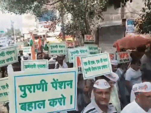 रेवाड़ी में पुरानी पेंशन बहाली की मांग को लेकर मार्च निकालते सरकारी कर्मचारी। - Dainik Bhaskar