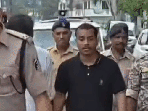 पुलिस ने दोनों बदमाशों का कोतवाली थाने से जुलूस निकाला।