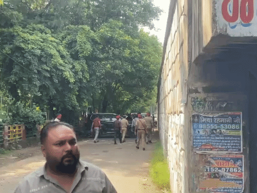 घटनास्थल पर मौजूद पुलिस अधिकारी। - Dainik Bhaskar